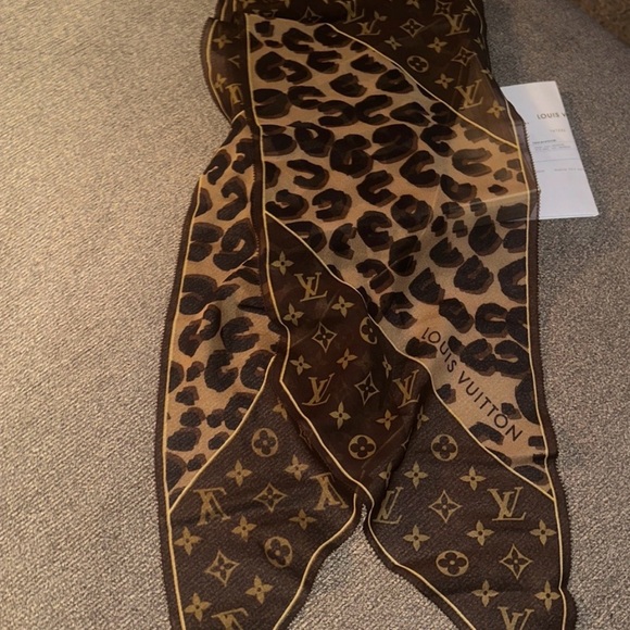 Women’s or men’s Silk Suprt large Louis Vuitton Monogram Brown and Gold Scarf